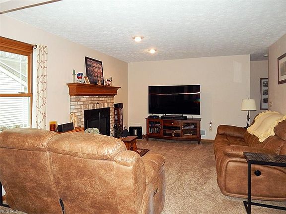 4th image of 384 Ivanhoe Ave