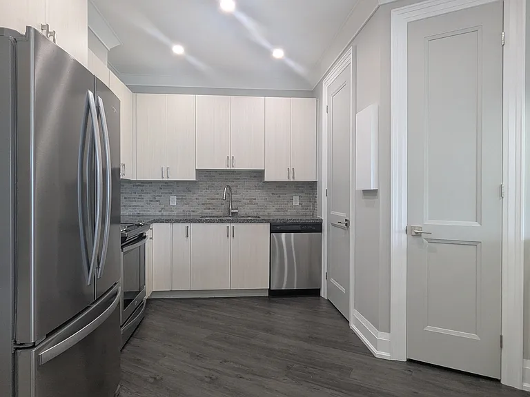 121 King St W — Photo 75