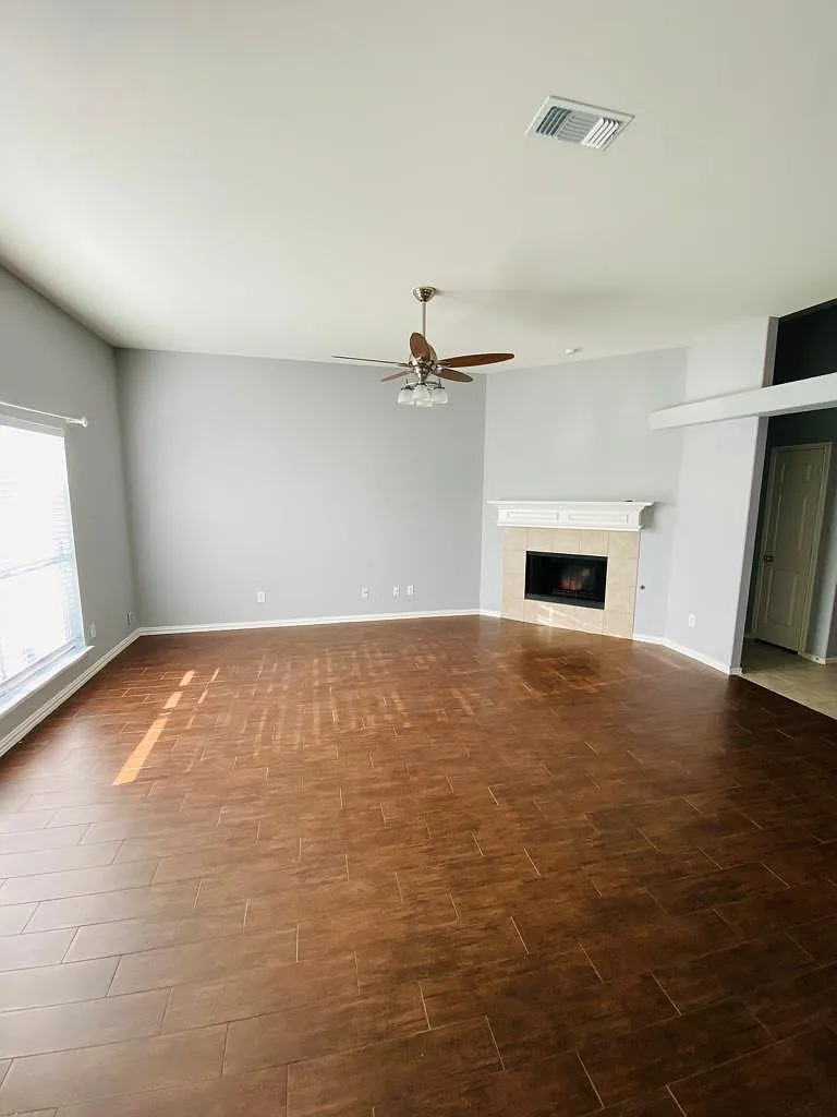 3 bed, 1716 sqft, $2,449 — Photo 3