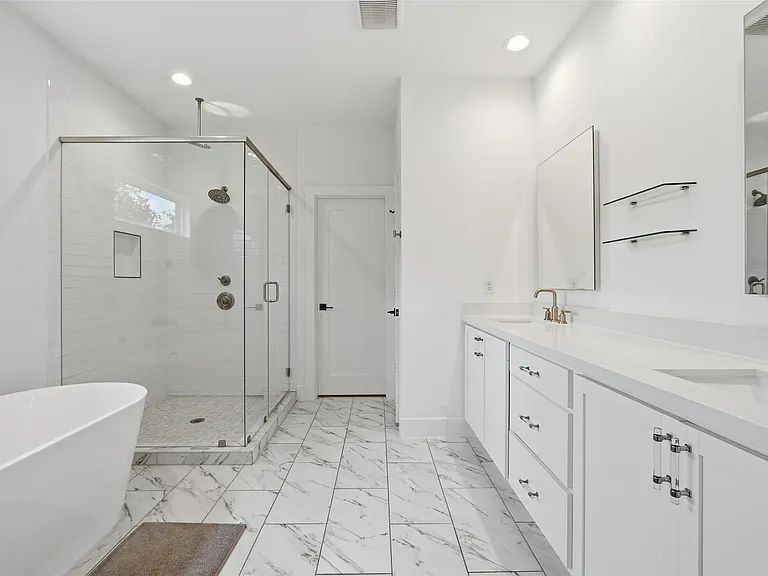 510 E 28th St — Photo 20