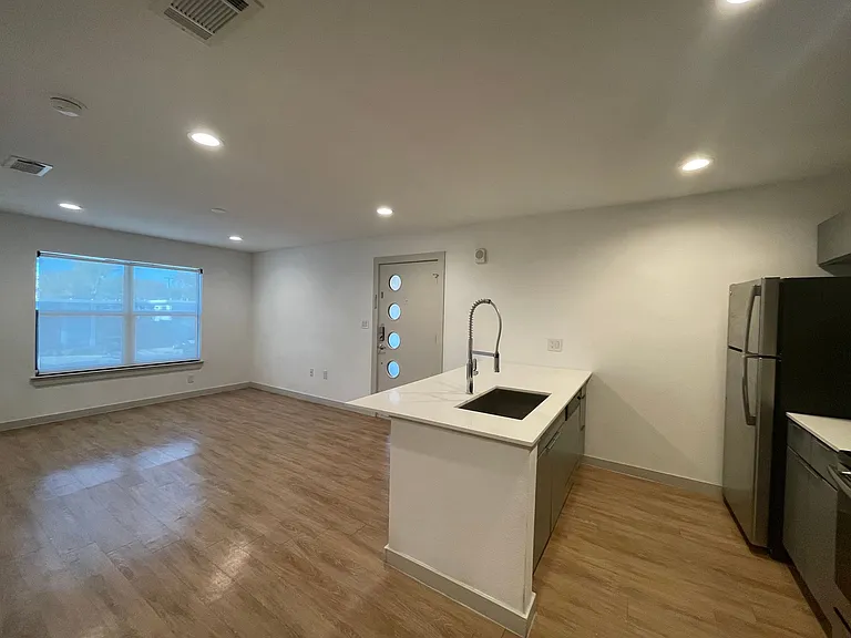 Royal Palms - Updated units on Gaston Ave | Close to Lakewood Shopping Center! — Photo 1