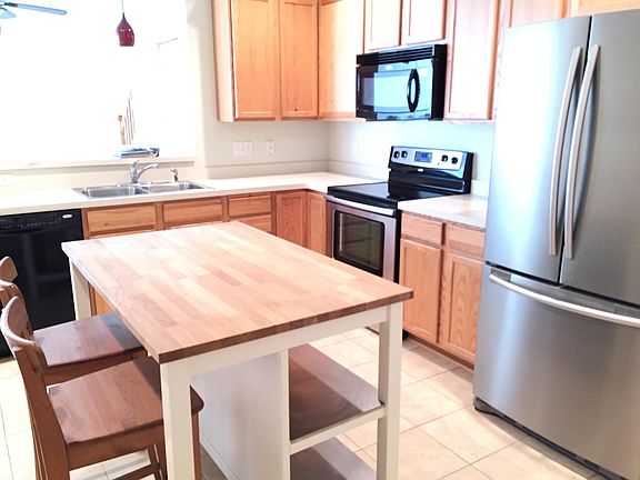 Kitchen ; Lots of cabinet space, freestanding island, powder