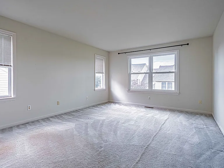 323 Surrey Pl — Photo 14