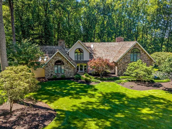 10120 Walker Lake Dr, Great Falls, VA 22066