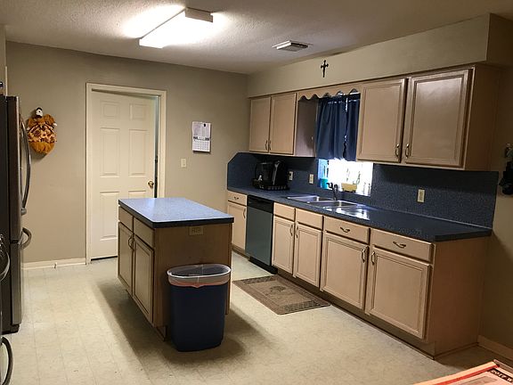 3rd image of 909 Bard St