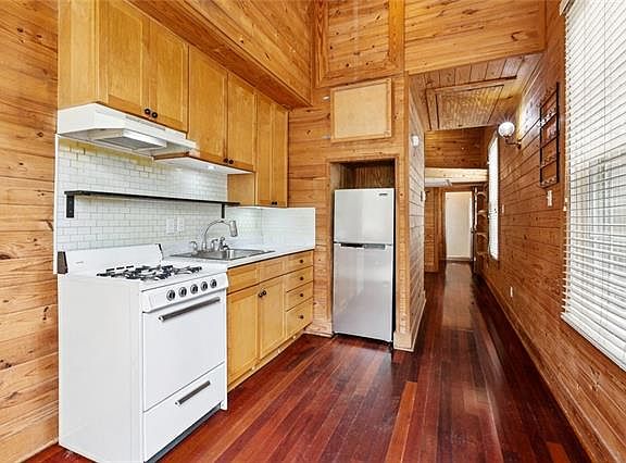 2nd image of 1818 Camp St