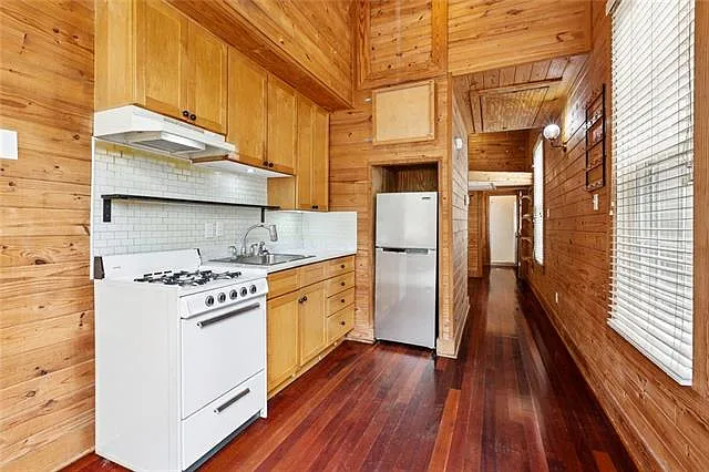 1818 Camp St — Photo 2