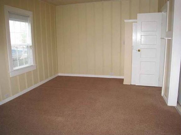 Carpeted living rm