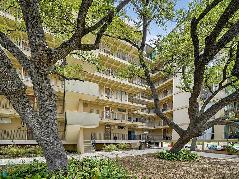 Four Oaks Apartments — Photo 32