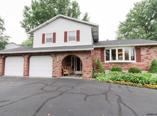 19 Deer Path Dr, Albany, NY 12205