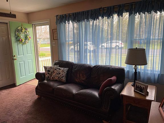 3rd image of 39 Frances Dr