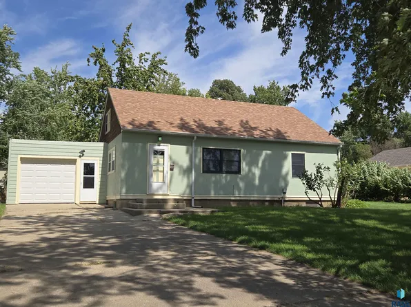 608 NE 5th St, Madison, SD 57042