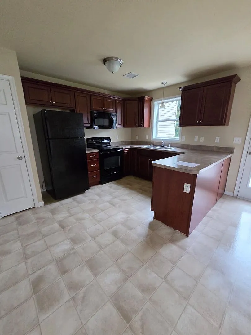 Welcome to this beautiful three-bedroom, two-bathroom home in Middletown — Photo 4