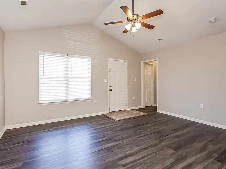 1315 Braveheart Ln — Photo 3