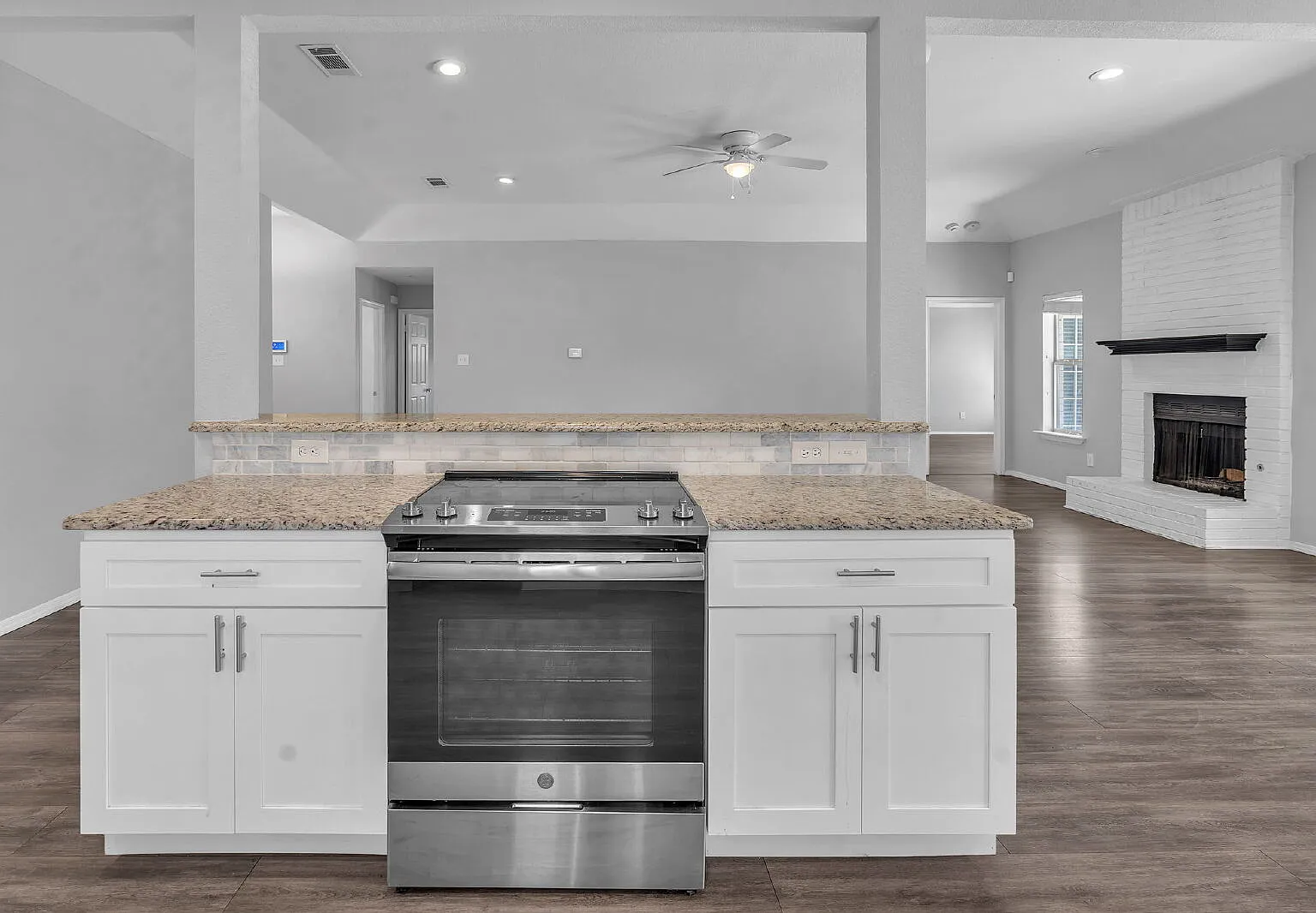 3 bed, 2.0 bath, 1834 sqft, $2,600 — Photo 4