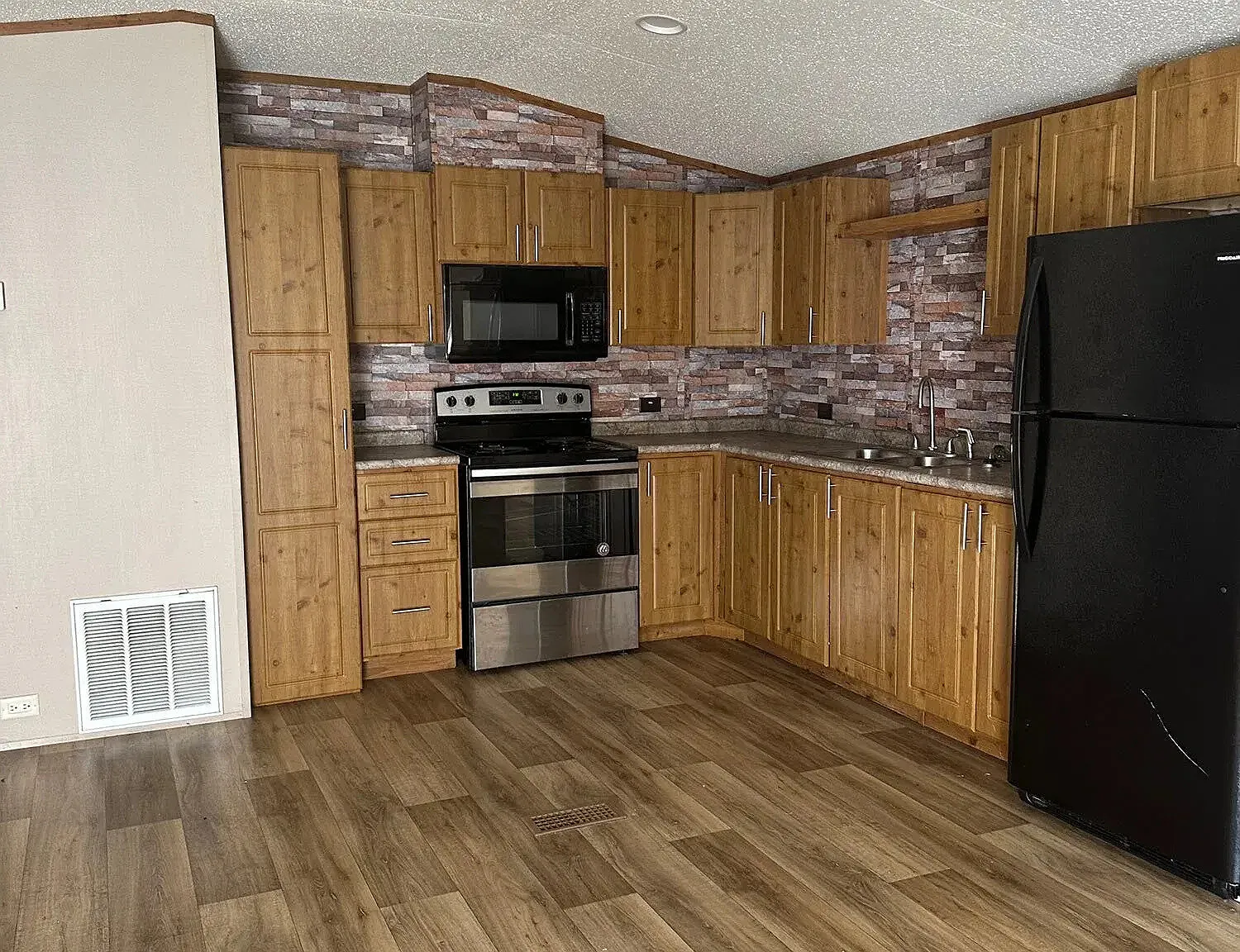 3 Bed 2 Bath Home Available for Lease at Bel Aire - Apply Now! — Photo 3