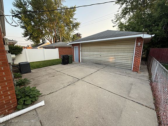 3rd image of 15792 Belmont Ave