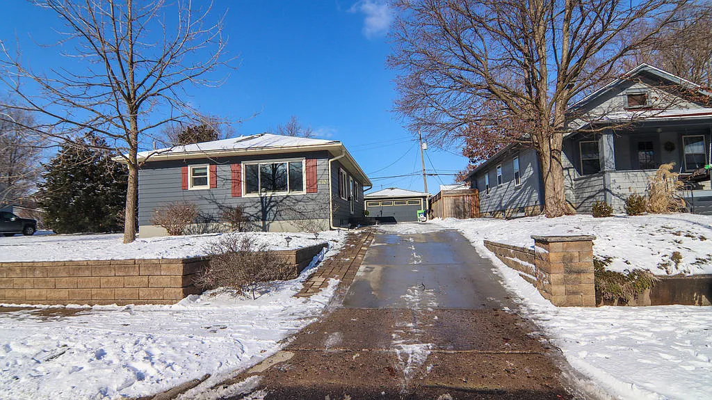 710 W Maple St photo 1