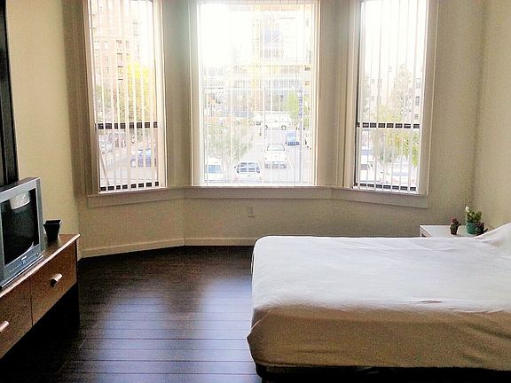 4th image of 740 Market St