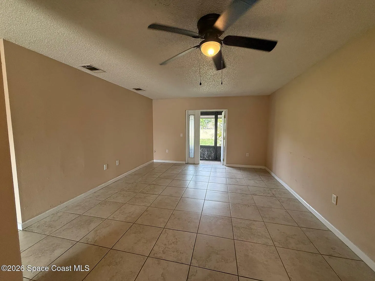 2 bed, 1.0 bath, 888 sqft, $1,225 — Photo 3