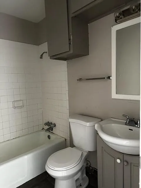 Building Photo - 4510 Maxwell Ave #11