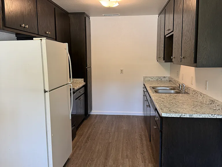640 Reeds Ave #B — Photo 6