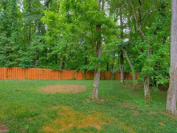 4th image of 1103 Cottonwood Dr