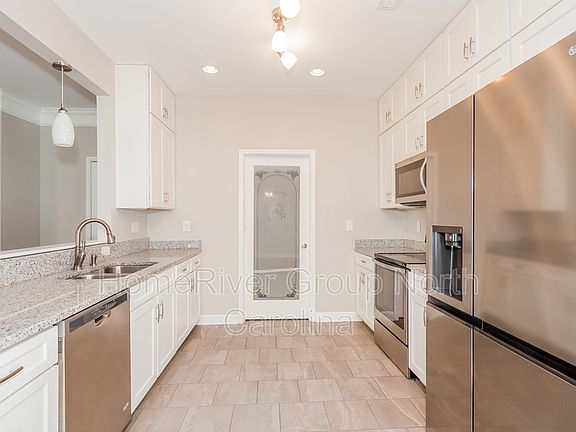 5th image of 1014 Black Oak Dr