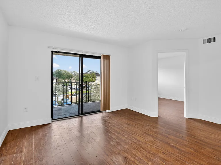 300 Palm Cir W #305 — Photo 3