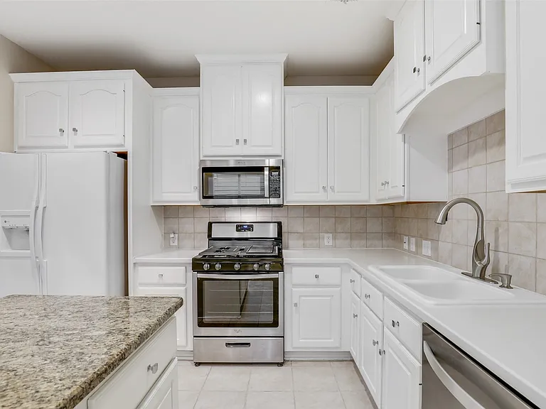 1007 W Bluff St — Photo 10