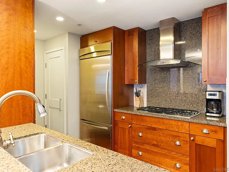 700 W East St #1502 — Photo 14