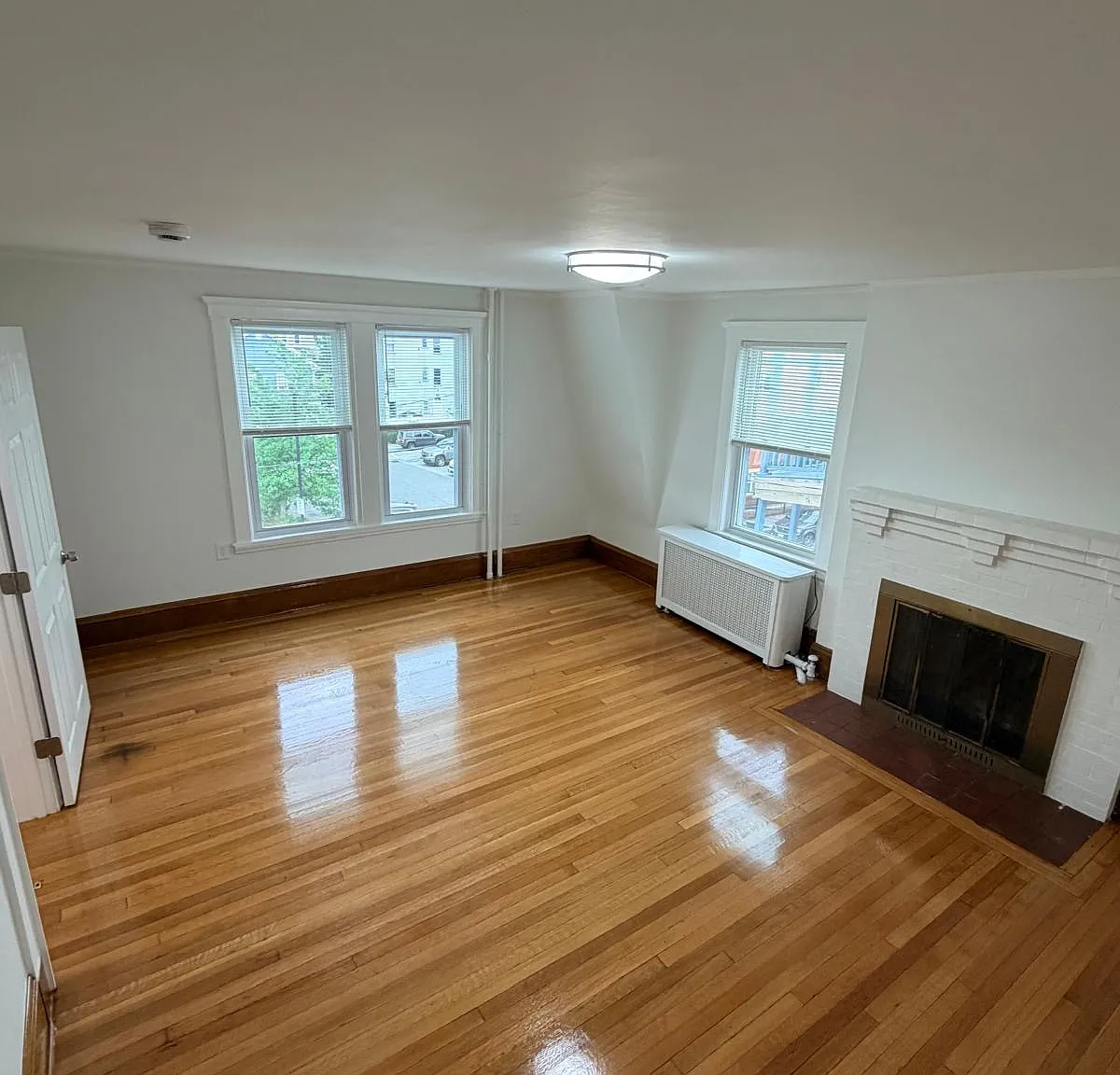 3 bed, 907 sqft, $2,400 — Photo 1