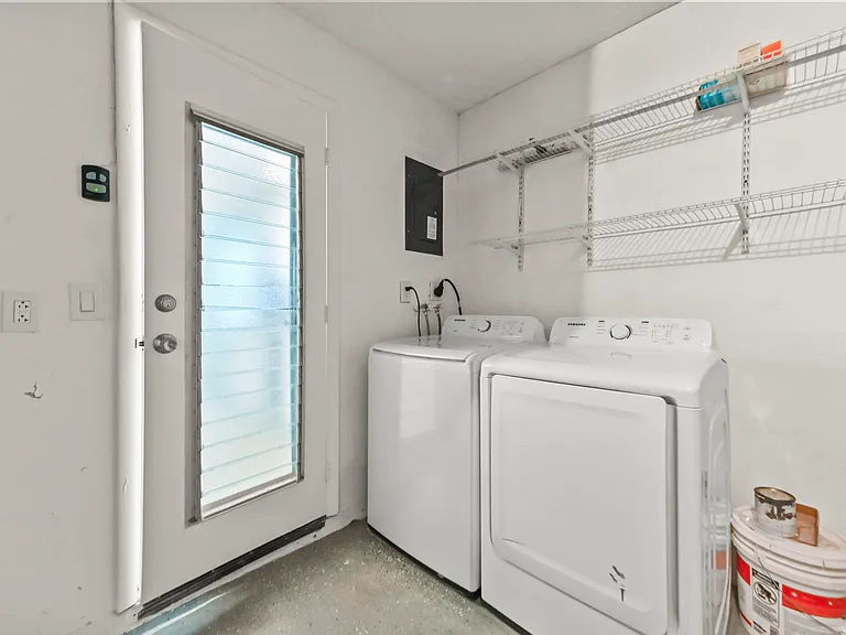 717 SW 16th St — Photo 16