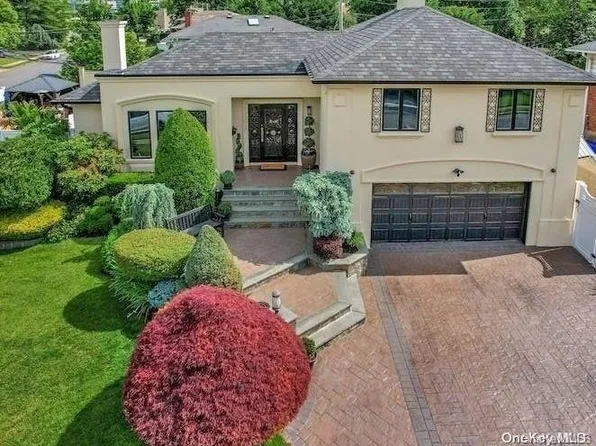 6 Stuart Drive, Syosset, NY 11791