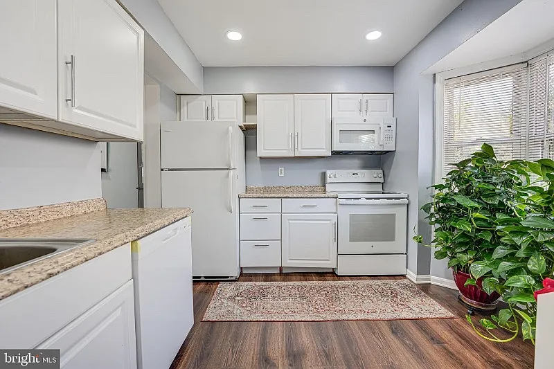 3 bed, 1372 sqft, $2,650 — Photo 4