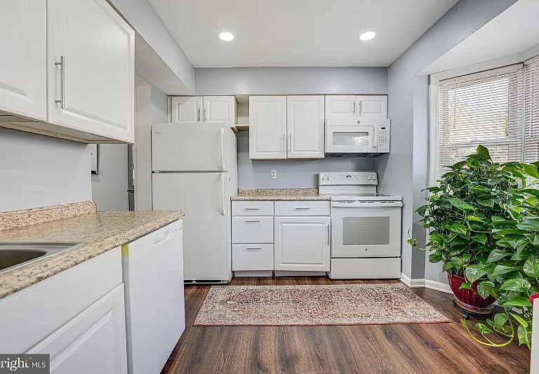 7908 Sharpsburg Ct — Photo 4