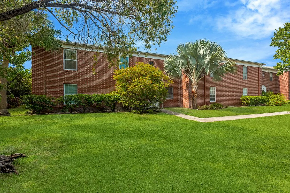 2 bed, 1.0 bath, 900 sqft, $1,950 — Photo 1