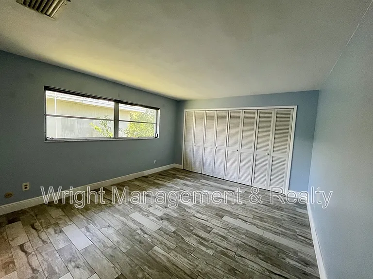 2323 Surrey Ln — Photo 10