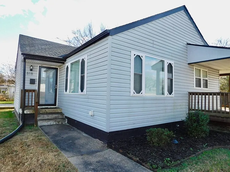818 E Washington St — Photo 1