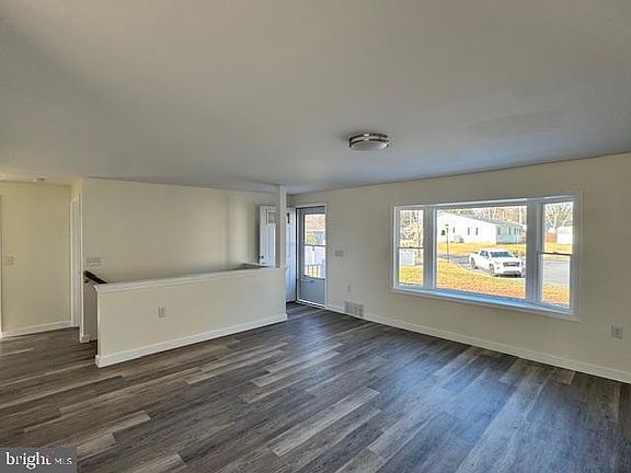 5th image of 10 E Loockerman Ct