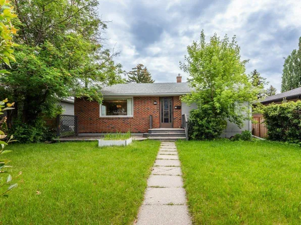 3136 46th St SW, Calgary, AB T3E 3W8