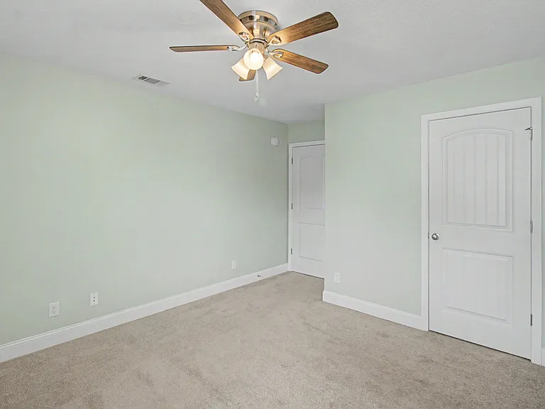 906 Rachel Ln — Photo 17