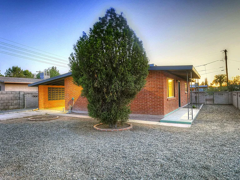 1445 N Arcadia Ave — Photo 29