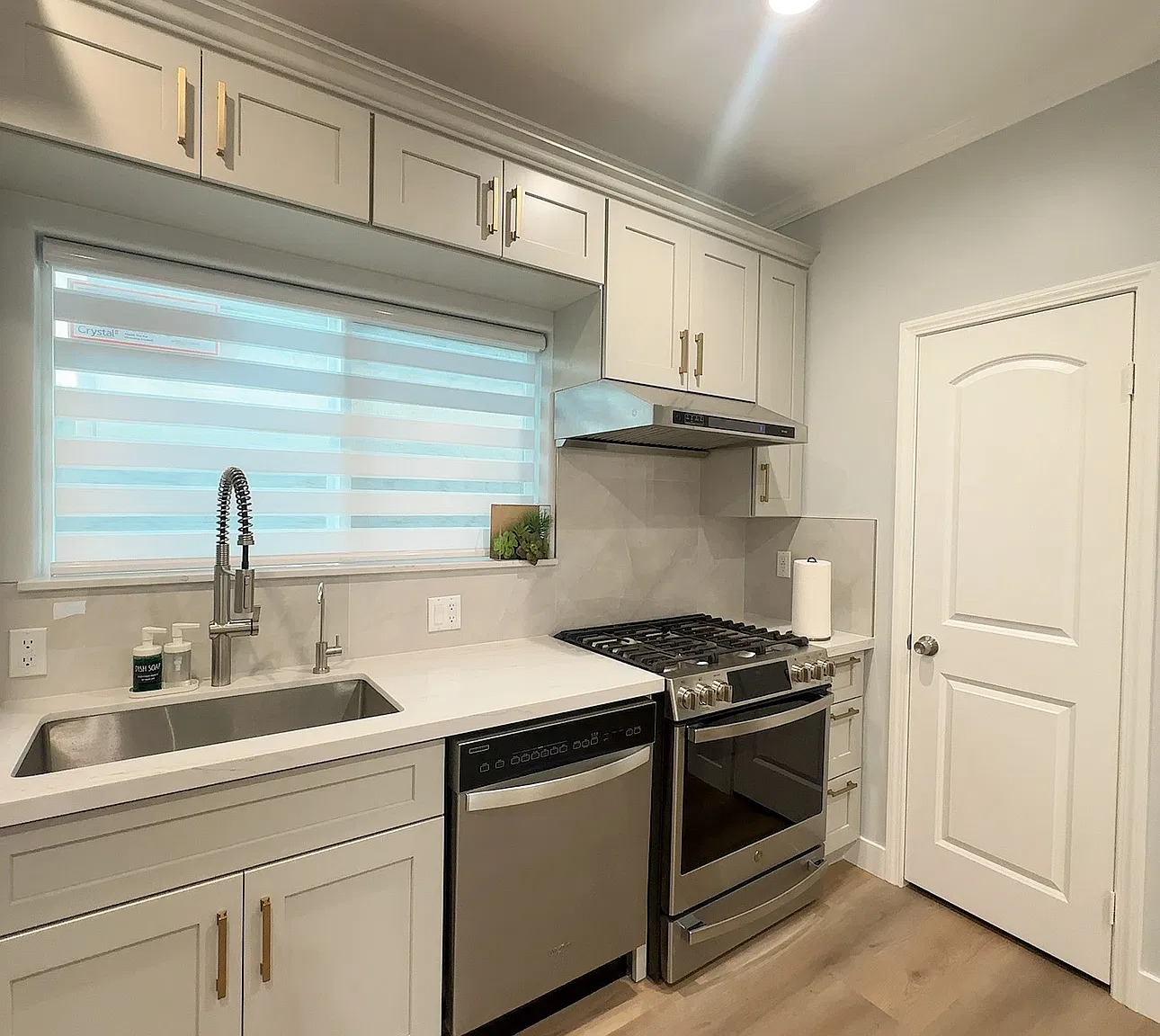 3 bed, 800 sqft, $3,500 — Photo 2