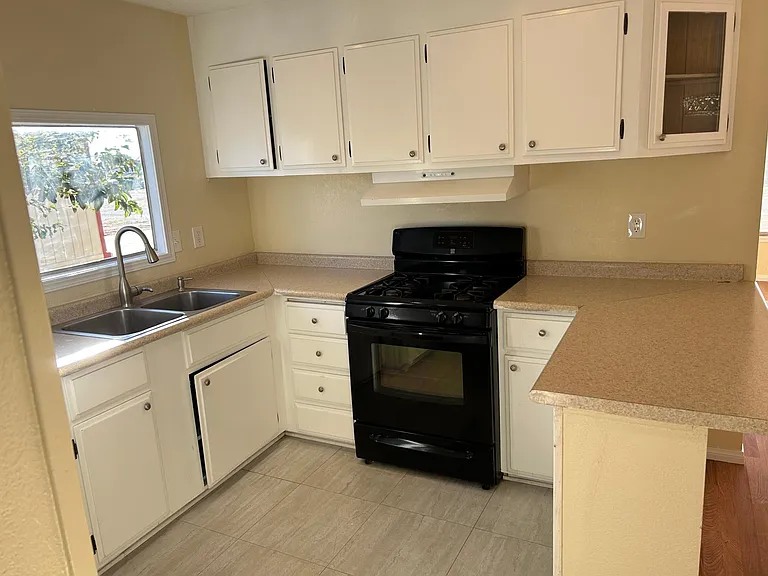 1554 N Guam St #13 — Photo 10