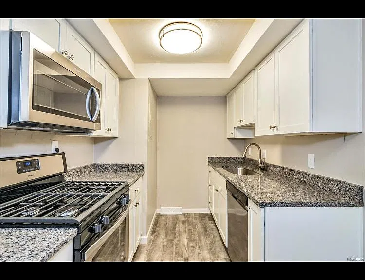 1135 S Oneida St #B — Photo 10