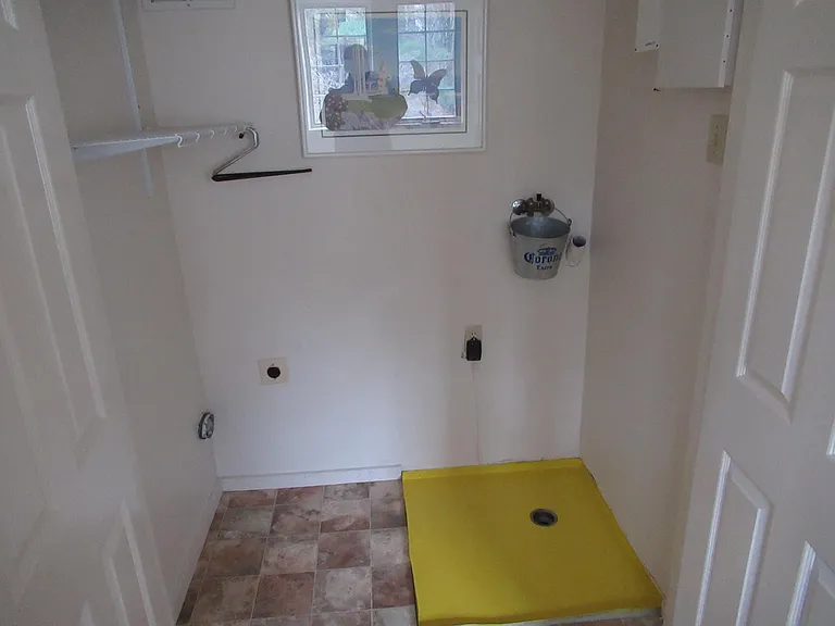 100 Winterbourne Ln — Photo 18