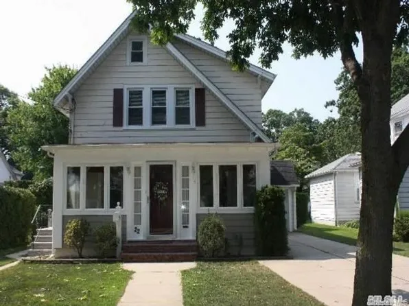 22 Jarvis Pl, Lynbrook, NY 11563