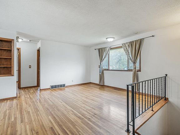 4th image of 250 117th Ave NE