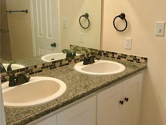 4th image of 501 Amaryllis Ave
